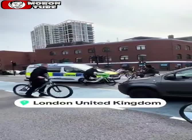 Video :Police are prevented from approaching an emergency by a bike gang